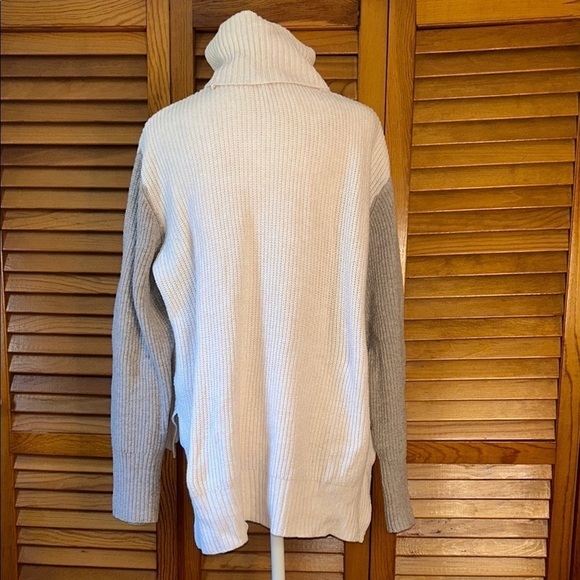 Women's White and Gray Sweater - Picture 3 of 7